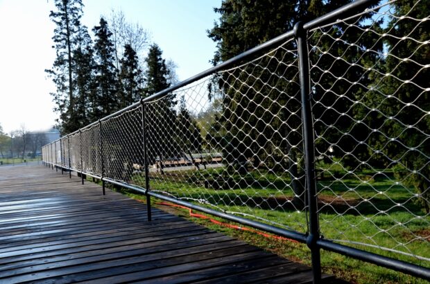 Pipe Fence vs. Net Wire: Which is Best for New Mexico Properties?